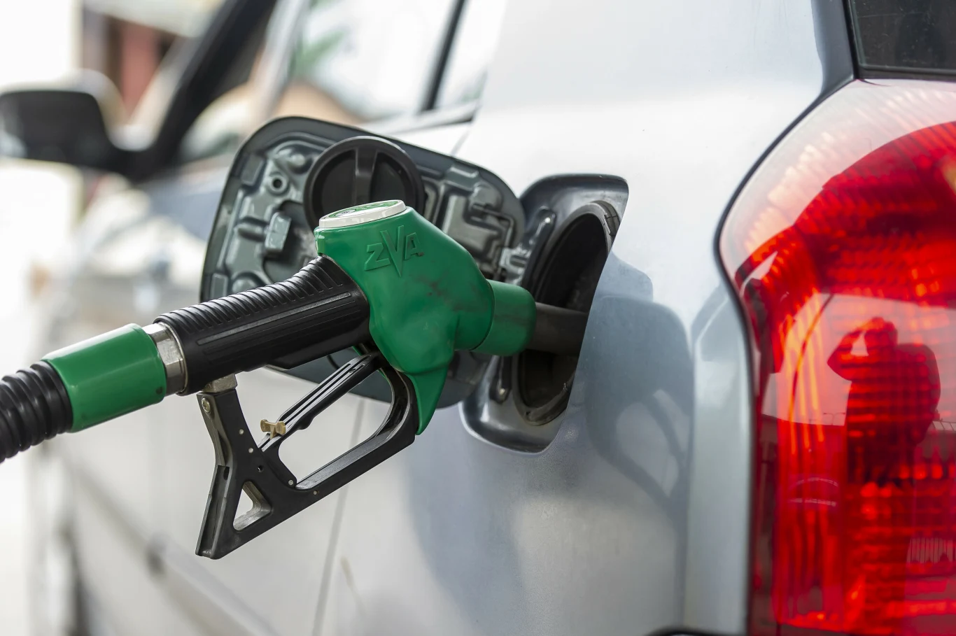 Wiele osób powtarza opinię, że tankowanie benzyny 98-oktanowej zapewnia lepsze osiągi.