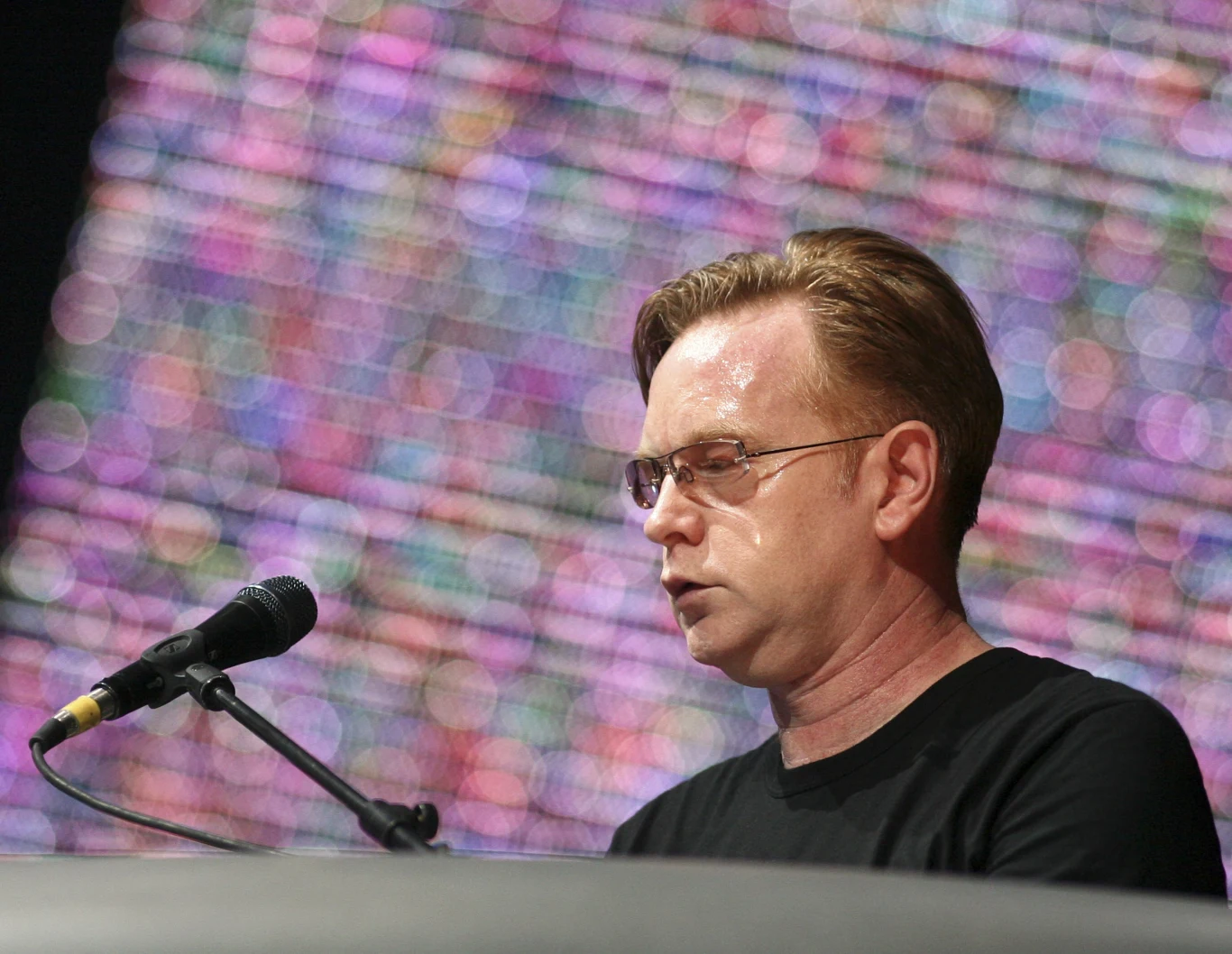 Andy Fletcher w Rotterdamie (Holandia) podczas trasy "Touring the Angel" Depeche Mode w 2006 r.