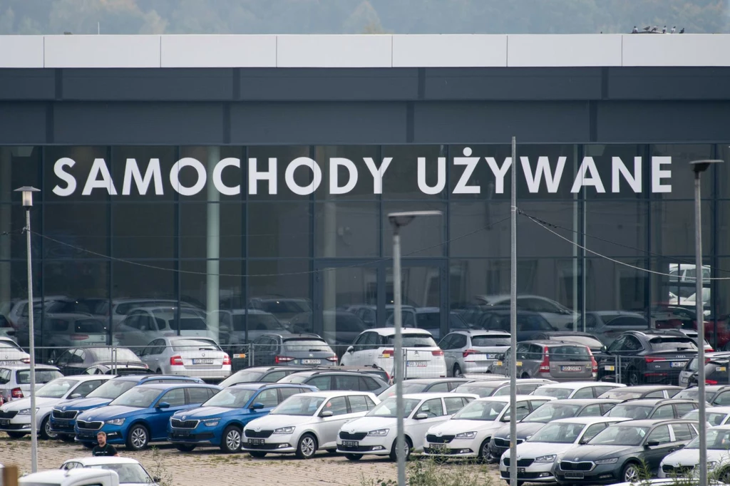 W Polce zaczyna brakować młodszych samochodów. Ceny zwalają z nóg