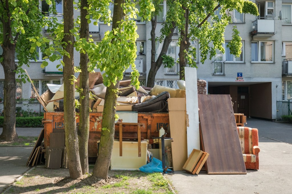 W strachu przed rosnącą inflacją wydajemy coraz mniej. Najlepiej pokazują to... nasze śmietniki, gdzie wystawianych jest coraz mniej odpadów wielkogabarytowych takich jak stare meble