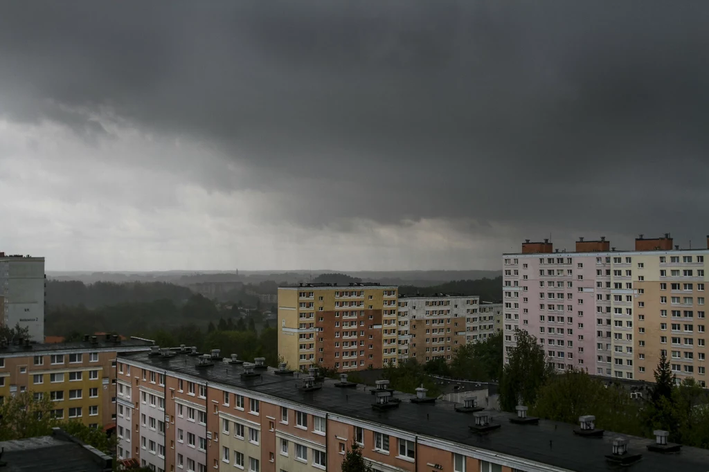 W czasie burzy należy zamknąć okna i trzymać się od nich z daleka