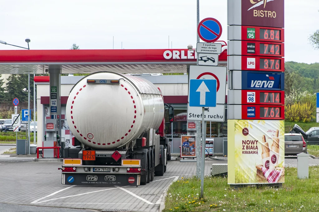 Wysokie ceny nie wpłynęły na Polaków, którzy... coraz więcej jeżdżą samochodami