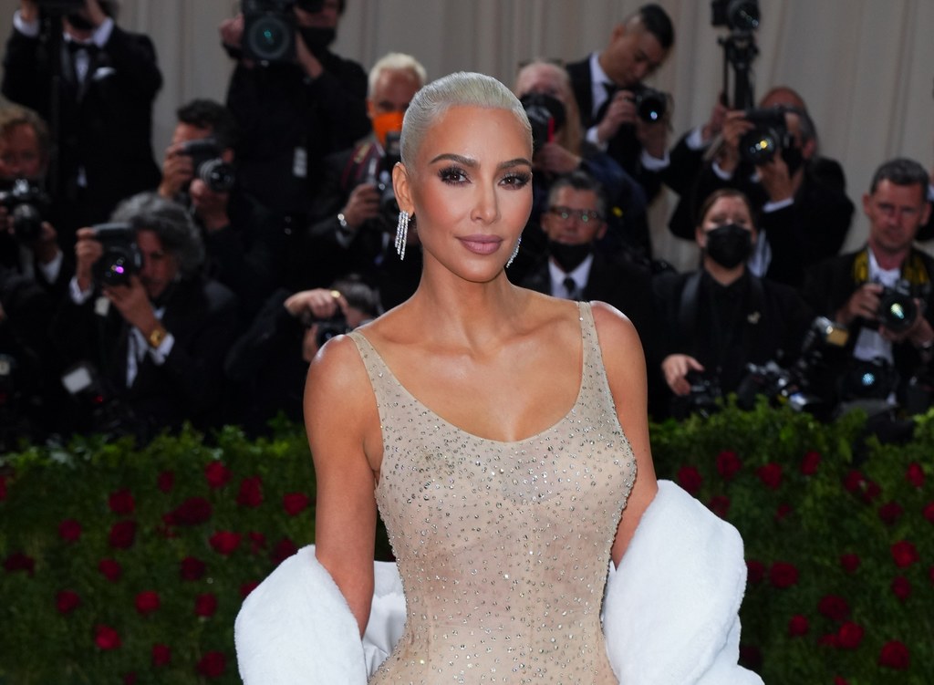 Kim Kardashian została nową gwiazdą roślinnego mięsa Beyond Meat, promując jego przyjazność dla planety. Gwiazda jednak słynie z tego, że lata prywatnymi odrzutowcami i jest właścicielką mało ekologicznej marki modowej