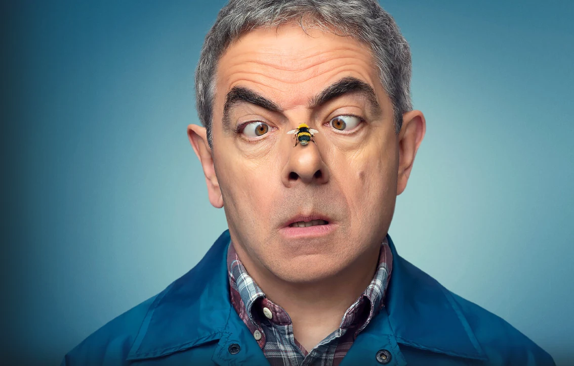 Rowan Atkinson na plakacie serialu "Człowiek kontra pszczoła"