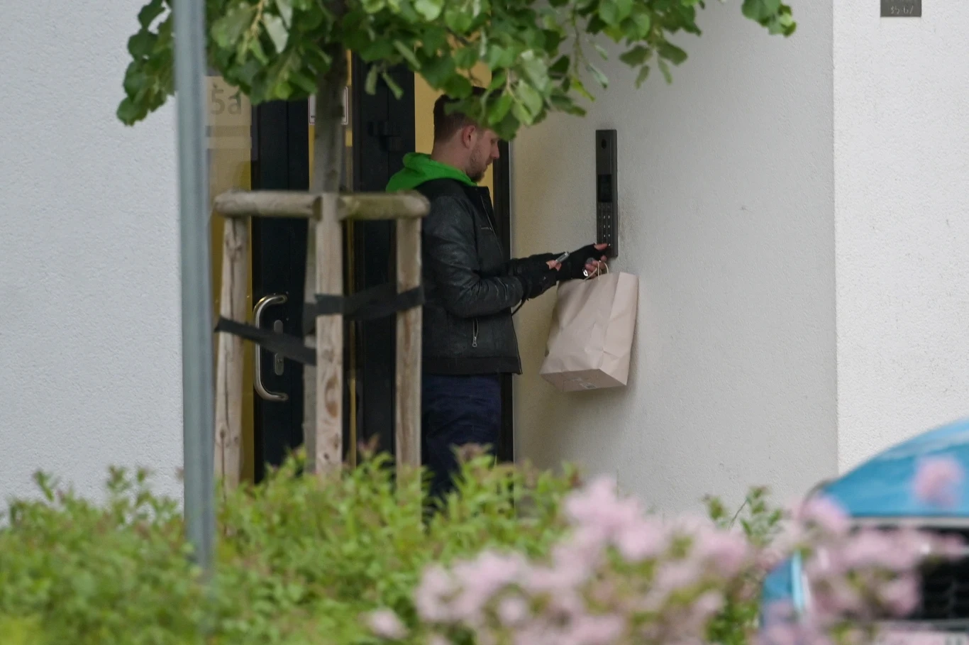 Niestety aktor szybko przekonał się, że w mieszkaniu nikogo nie ma Niestety aktor szybko przekonał się, że w mieszkaniu nikogo nie ma