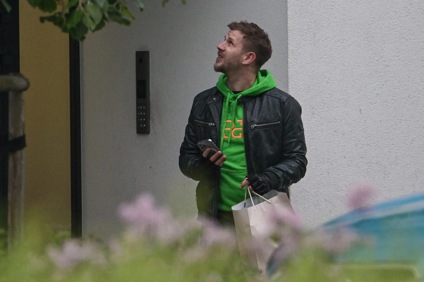 Antoni Królikowski przed blokiem Joanny Opozdy Antoni Królikowski przed blokiem Joanny Opozdy