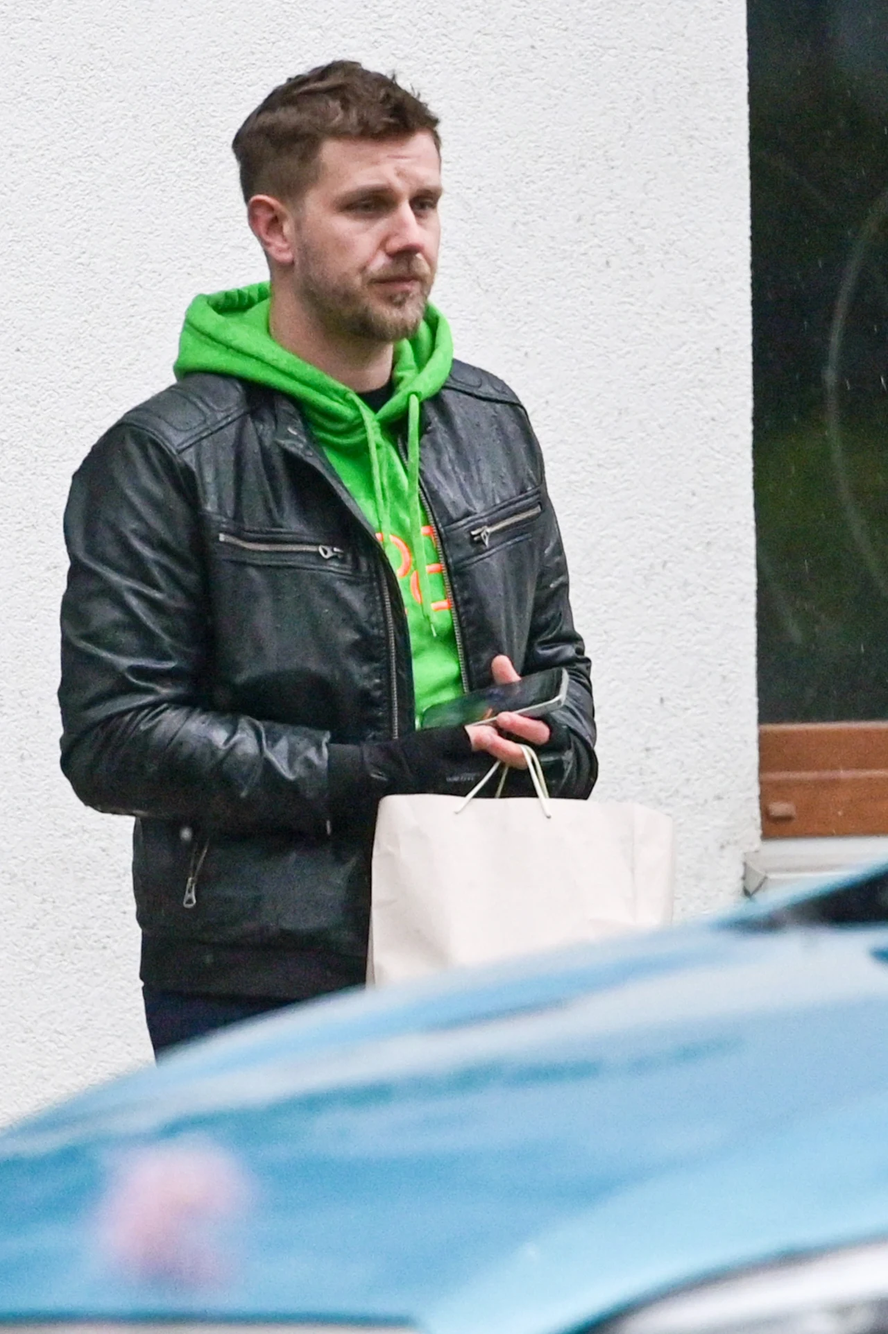 Aktor ze skwaszoną miną skierował się w stronę skutera