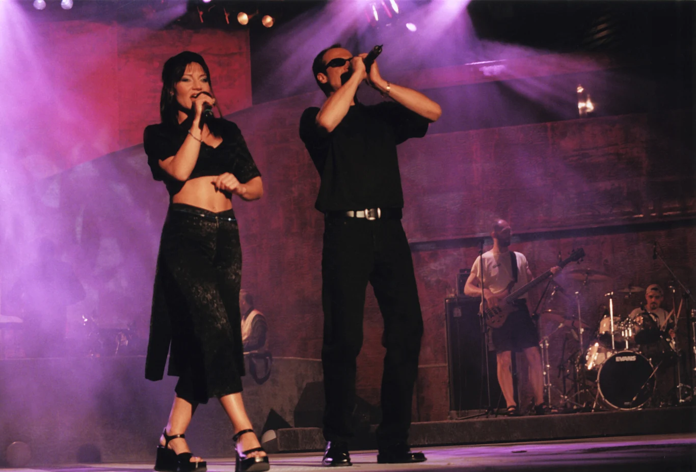 Shazza i Paweł Kukiz na scenie w Opolu w 1999 roku