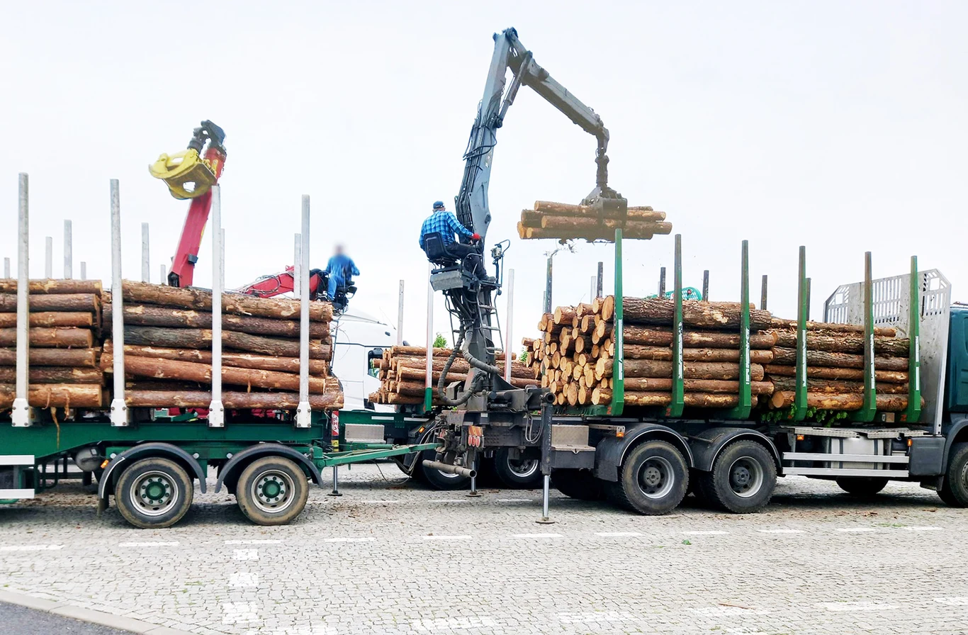 Nadmiar drewna musiał zostać przeładowany