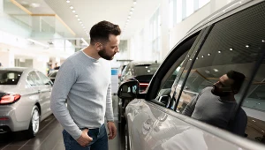Kto chce kupić w miarę szybko samochód, powinien zamawiać "golca" bez dodatkowego wyposażenia