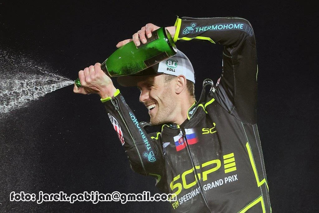 Martin Vaculik fetujący zwycięstwo w Grand Prix Czech