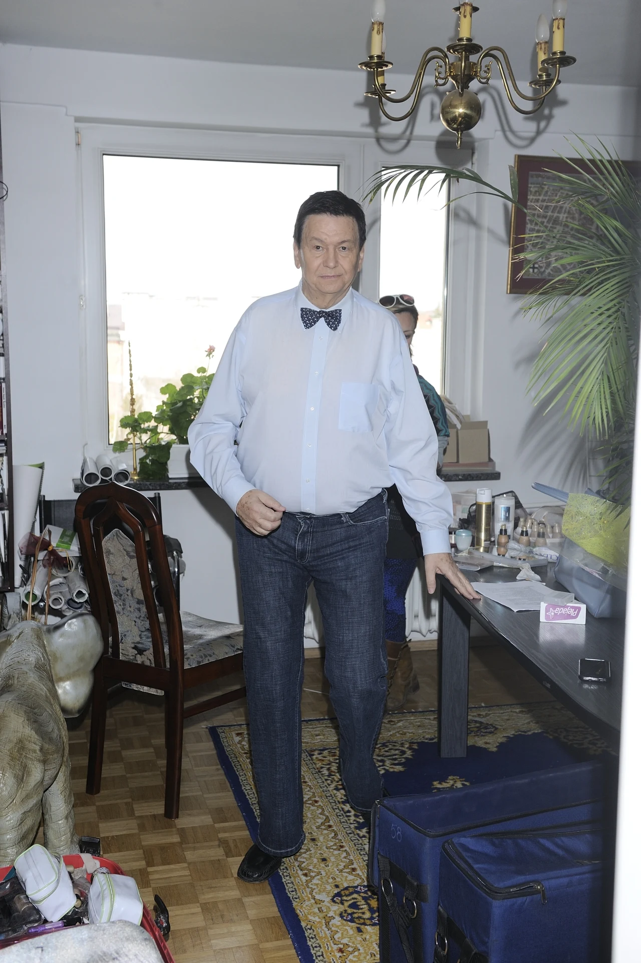 Bogusław Kaczyński w swoim mieszkaniu, 2012 r.