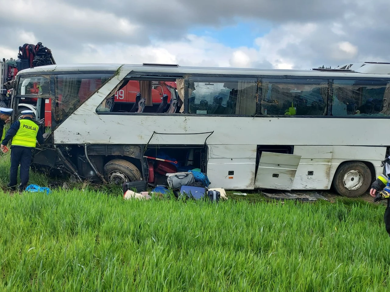 Wypadek autobusu wycieczkowego z dziećmi na drodze wojewódzkiej nr 975 w Roztoce 