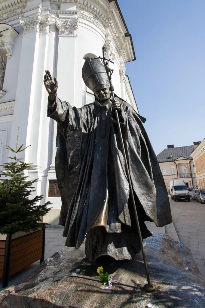 Woda z pomnika Jana Pawła II już cieszy się ogromną popularnością wśród wiernych