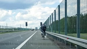 Po ukaraniu rowerzysty policjanci musieli go odeskortować do najbliższego zjazdu...