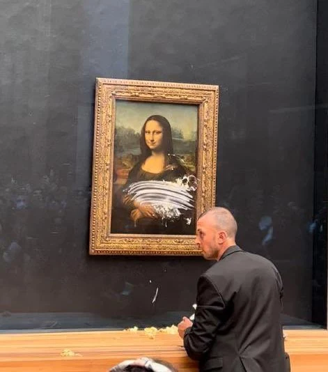 Mona Lisa zaatakowana tortem Mona Lisa zaatakowana tortem