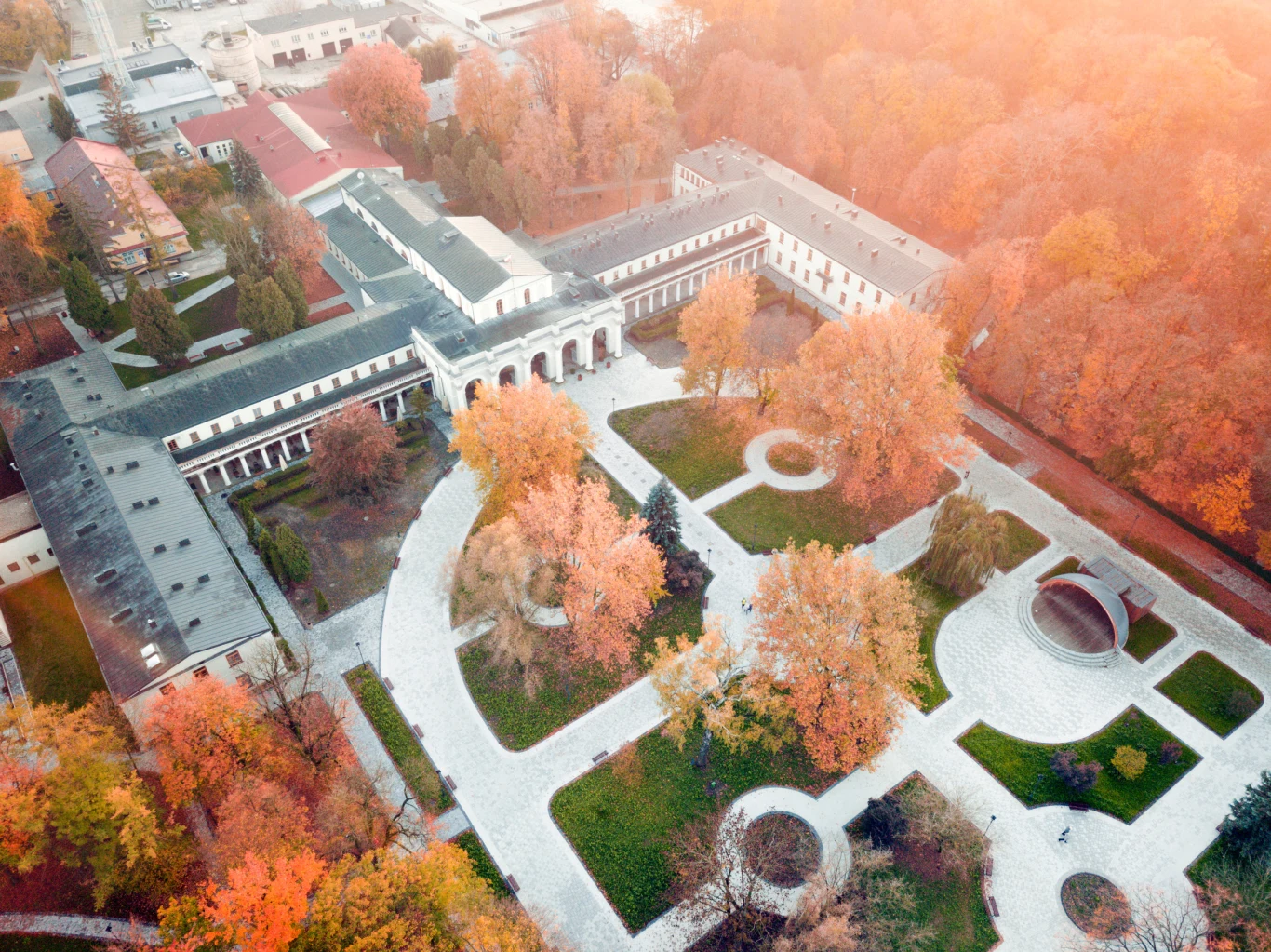 Jakie uzdrowiska w Polsce warto odwiedzić jesienią i zimą? Kuracjusze cenią sobie m.in. Busko-Zdrój - chodzi nie tylko o walory lecznicze, ale też piękno architektury. Kuracjusze cenią sobie urodę architektury Buska-Zdroju