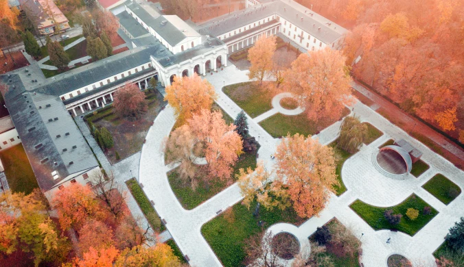 Jakie uzdrowiska w Polsce warto odwiedzić jesienią i zimą? Kuracjusze cenią sobie m.in. Busko-Zdrój - chodzi nie tylko o walory lecznicze, ale też piękno architektury.