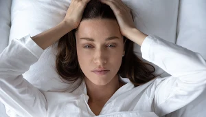 Nadciśnienie tętnicze może objawiać się chronicznym zmęczeniem, wczesnym kładzeniem się do łózka i pulsacyjnym bólem w okolicach skroni