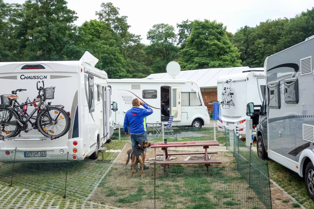 Caravaning to bardzo popularna forma spędzania urlopu przez wielu Polaków. Wielu wybiera wyjazd kamperem na Mazury.