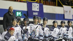 Peter Ekroth (po lewej u góry) prowadzący hokeistów MH Automatyka Gdańsk