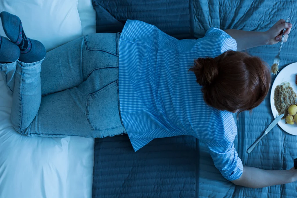 Jedzenie późnymi wieczorami i na leżąco do prosta droga do refluksu 