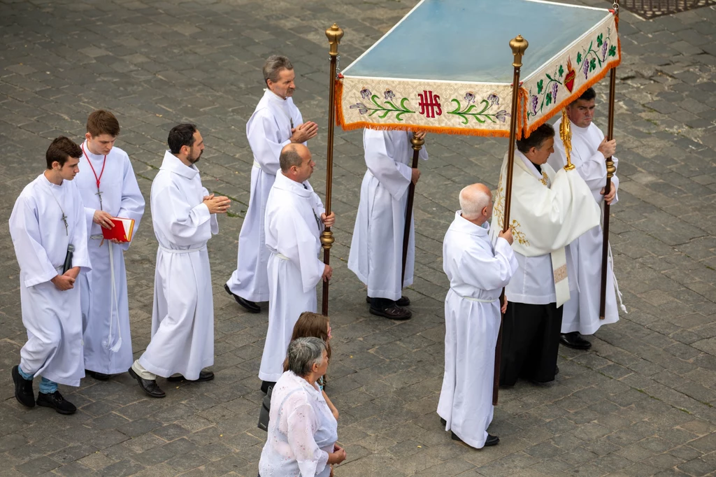 Procesje w Boże Ciało odbywają się do czterech ołtarzy Procesje w Boże Ciało odbywają się do czterech ołtarzy