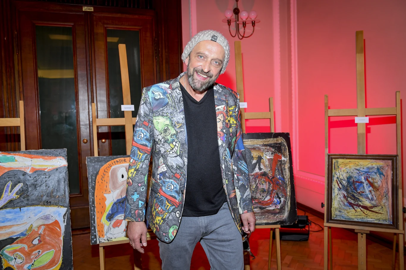 Janusz Chabior na swojej wystawie "Malowanki Janusza Chabiora Chabiorowanie 1990-2090" Janusz Chabior na swojej wystawie "Malowanki Janusza Chabiora Chabiorowanie 1990-2090"