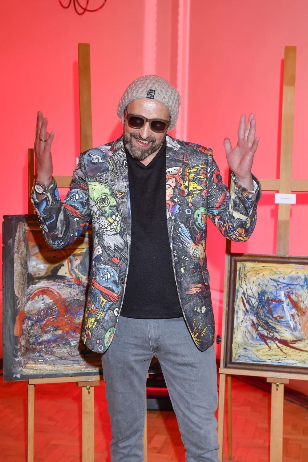 Janusz Chabior na swojej wystawie malarskiej Janusz Chabior na swojej wystawie malarskiej