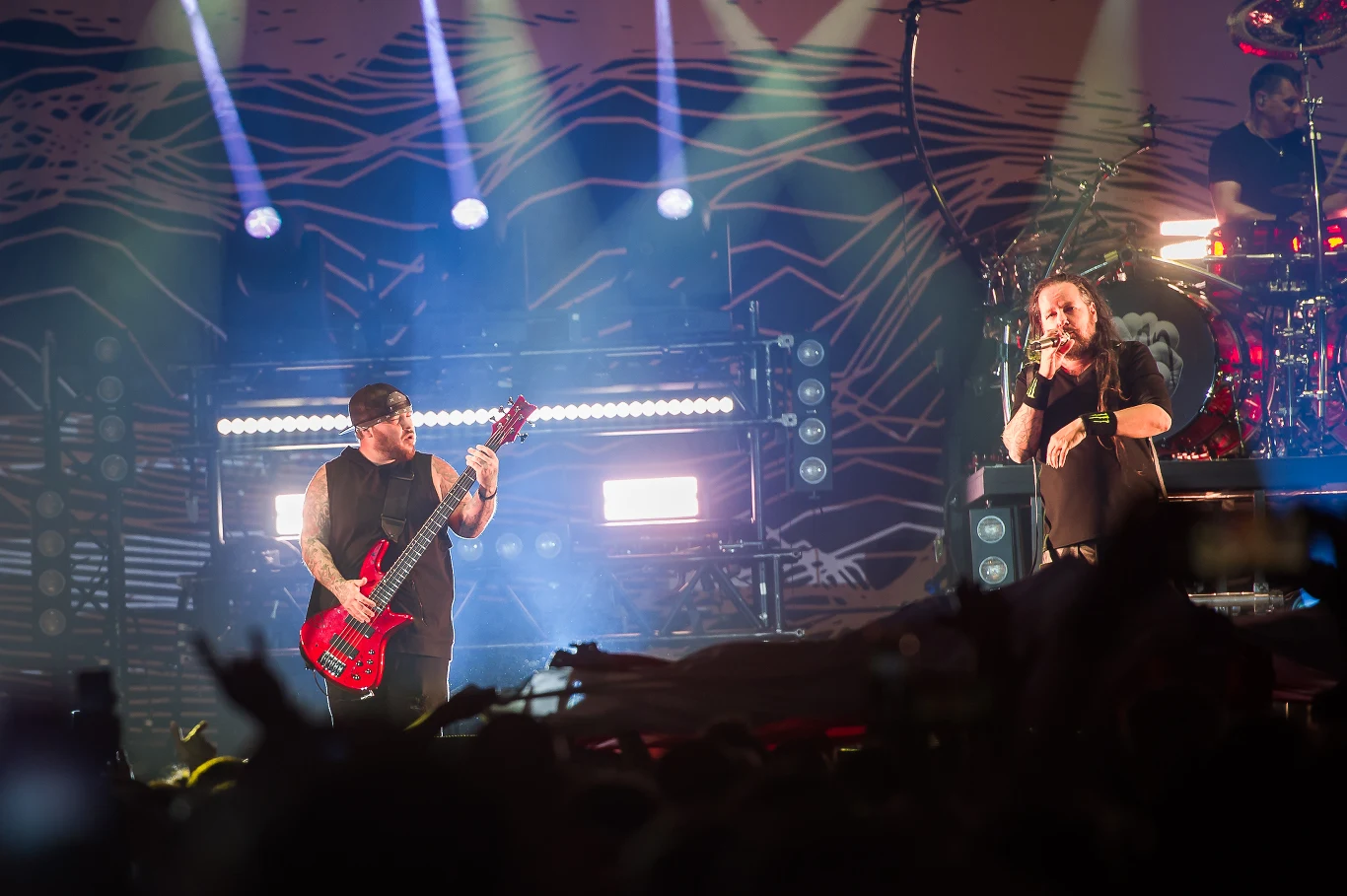 Znany z formacji Suicidal Tendencies Ra Diaz (z lewej) jest koncertowym basistą grupy. Na scenie zastępuje Reginalda "Fieldy" Arvizu, który od połowy 2021 r. zawiesił swoje członkostwo w zespole. Z prawej wokalista Jonathan Davis.
