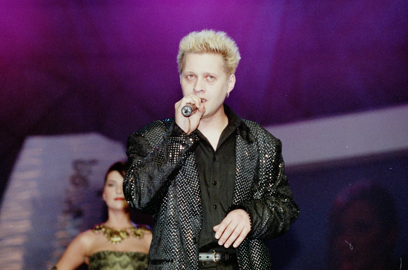 W 1998 roku ukazała się pierwsza solowa płyta wokalisty, zatytułowana po prostu "Artur Gadowski". Przyniosła ona takie hity, jak "Szczęśliwego Nowego Jorku", czy "Ona jest ze snu".