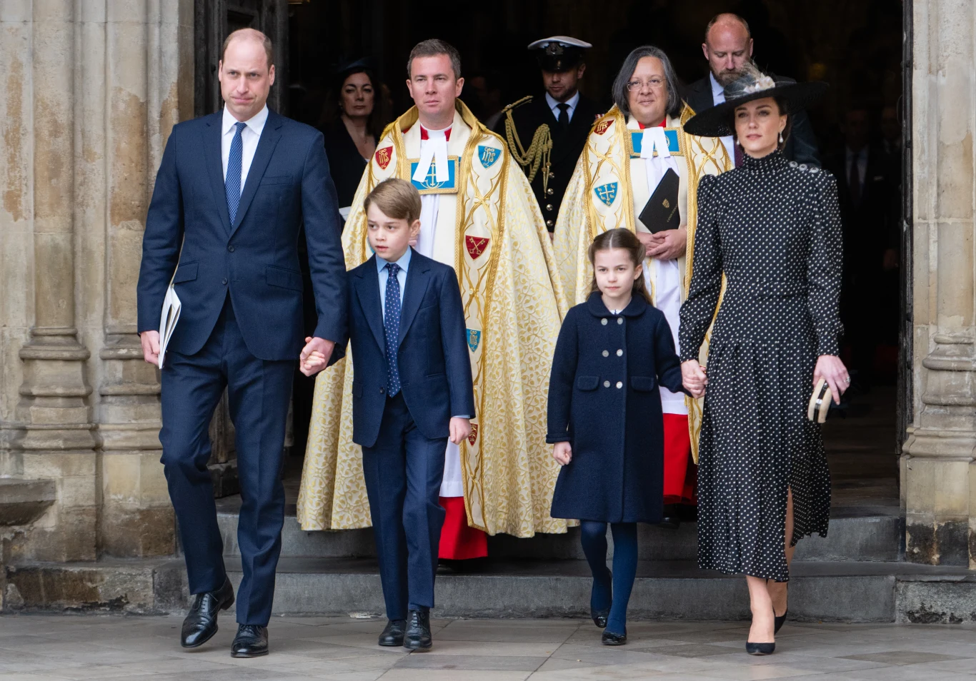 Teraz zaszczytu przejażdżką królewską karocą dostąpiły dzieci księcia Williama i księżnej Kate, George i Charlotte Teraz zaszczytu przejażdżką królewską karocą dostąpiły dzieci księcia Williama i księżnej Kate, George i Charlotte