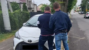 Przed policjantami ukrył się nagi w łóżku sąsiadki