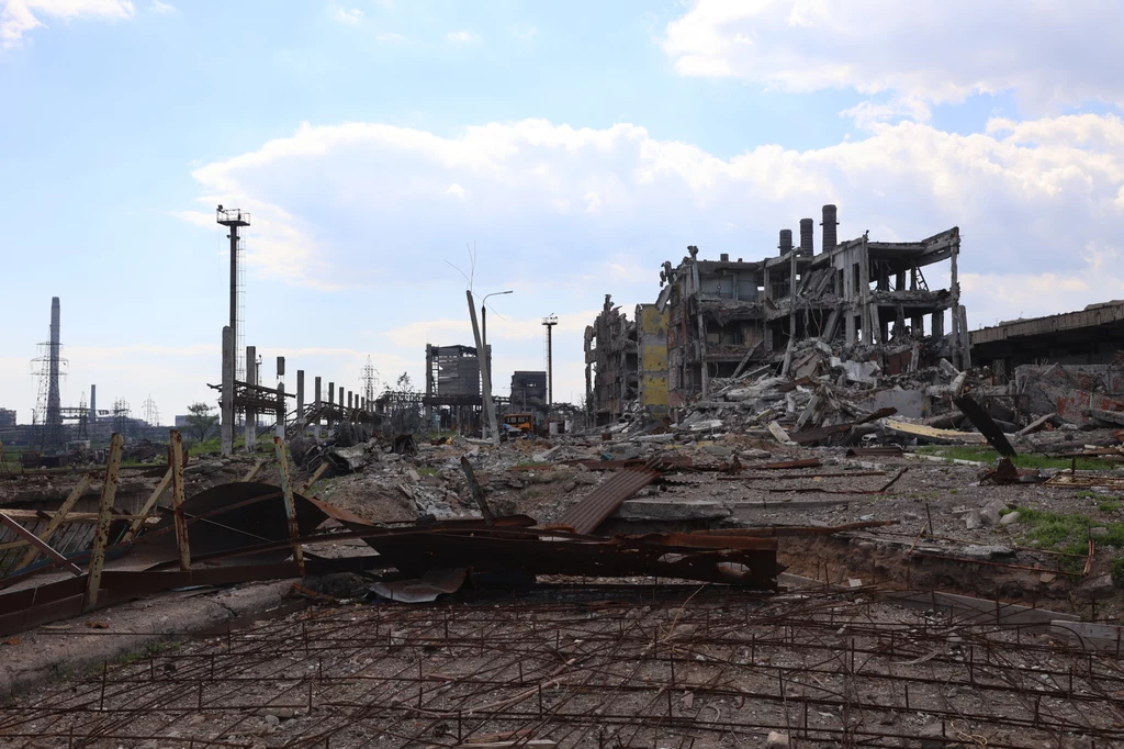 Zniszczone przez Rosjan zakłady Azowstal, gdzie ukrywali się cywile
