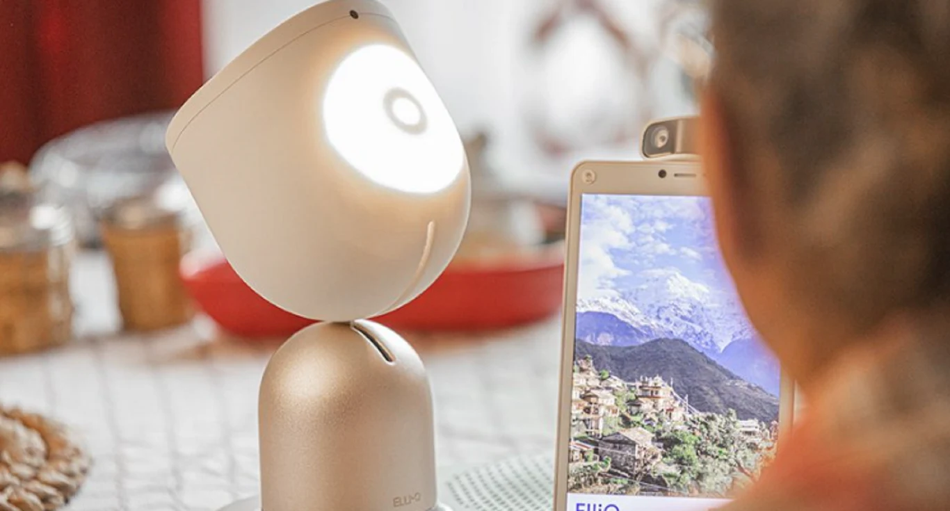 Porozmawia, pocieszy, przypomni. Dzięki robotowi ElliQ seniorzy przestaną czuć się samotni / Foto: Intuition Robotics Porozmawia, pocieszy, przypomni. Dzięki robotowi ElliQ seniorzy przestaną czuć się samotni / Foto: Intuition Robotics