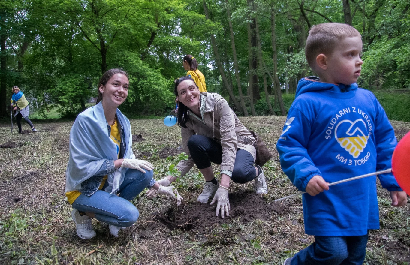 W ostatnią niedzielę, 29 maja akcja "Czyste, Zielone Miasta" dotarła do Skierniewic. Akcja „Czyste, Zielone Miasta” rozpoczęła się na terenie Parku Miejskiego w Skierniewicach. Najpierw odbyło się sprzątanie terenu oraz sadzenie drzew przekazanych przez Lasy Państwowe. Wydarzeniom związanym z projektem "Czyste, Zielone Miasta" towarzyszył zorganizowany obok Kosmiczny Dzień Dziecka. 