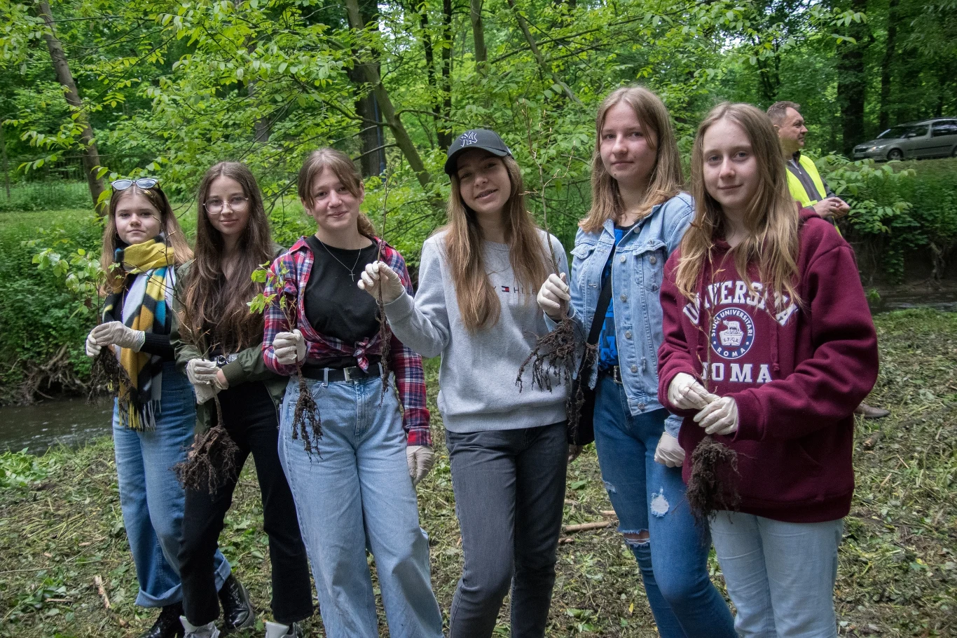 W ostatnią niedzielę, 29 maja akcja "Czyste, Zielone Miasta" dotarła do Skierniewic. Akcja „Czyste, Zielone Miasta” rozpoczęła się na terenie Parku Miejskiego w Skierniewicach. Najpierw odbyło się sprzątanie terenu oraz sadzenie drzew przekazanych przez Lasy Państwowe. Wydarzeniom związanym z projektem "Czyste, Zielone Miasta" towarzyszył zorganizowany obok Kosmiczny Dzień Dziecka. 