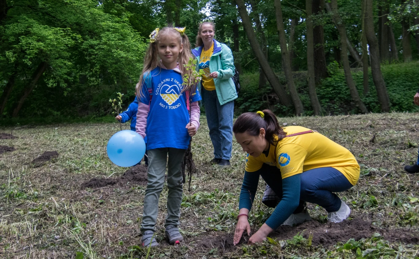 W ostatnią niedzielę, 29 maja akcja "Czyste, Zielone Miasta" dotarła do Skierniewic. Akcja „Czyste, Zielone Miasta” rozpoczęła się na terenie Parku Miejskiego w Skierniewicach. Najpierw odbyło się sprzątanie terenu oraz sadzenie drzew przekazanych przez Lasy Państwowe. Wydarzeniom związanym z projektem "Czyste, Zielone Miasta" towarzyszył zorganizowany obok Kosmiczny Dzień Dziecka. 