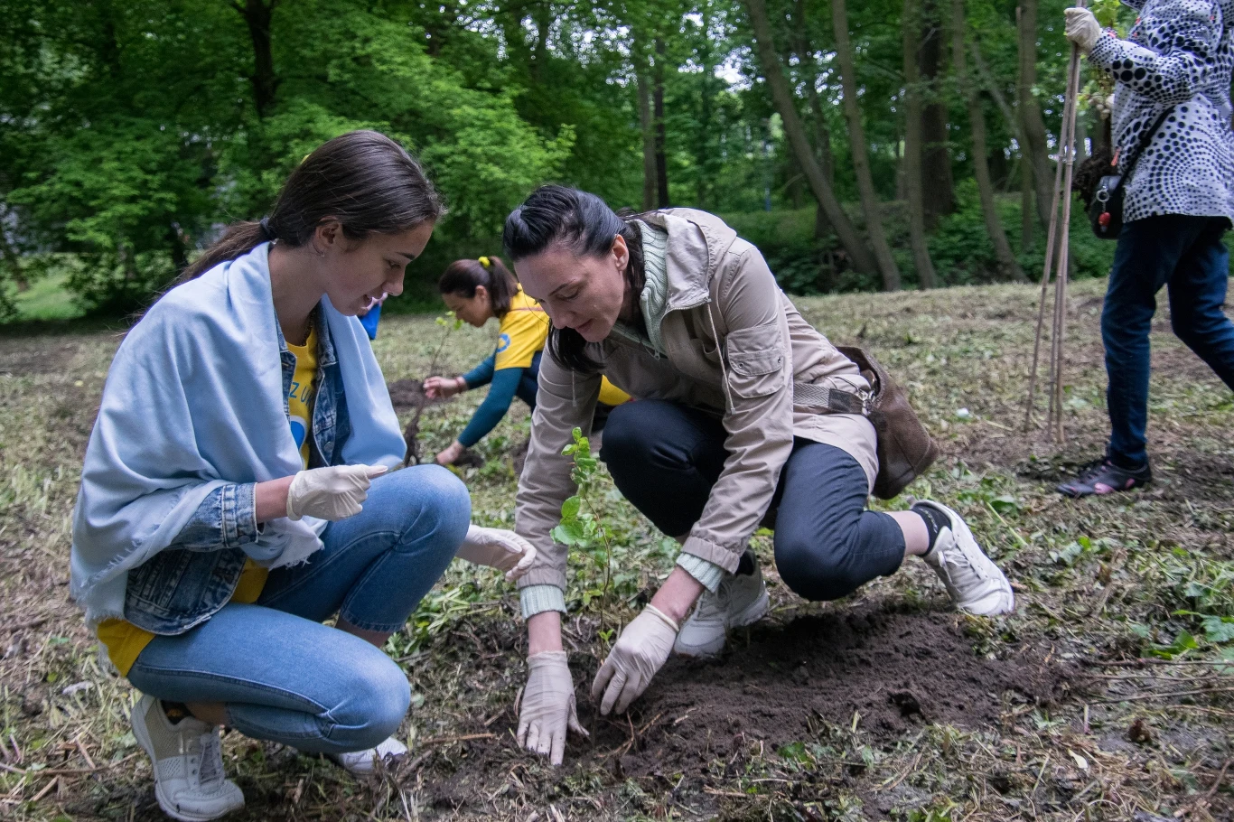 W ostatnią niedzielę, 29 maja akcja "Czyste, Zielone Miasta" dotarła do Skierniewic. Akcja „Czyste, Zielone Miasta” rozpoczęła się na terenie Parku Miejskiego w Skierniewicach. Najpierw odbyło się sprzątanie terenu oraz sadzenie drzew przekazanych przez Lasy Państwowe. Wydarzeniom związanym z projektem "Czyste, Zielone Miasta" towarzyszył zorganizowany obok Kosmiczny Dzień Dziecka. 