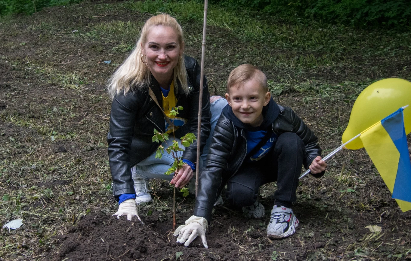 W ostatnią niedzielę, 29 maja akcja "Czyste, Zielone Miasta" dotarła do Skierniewic. Akcja „Czyste, Zielone Miasta” rozpoczęła się na terenie Parku Miejskiego w Skierniewicach. Najpierw odbyło się sprzątanie terenu oraz sadzenie drzew przekazanych przez Lasy Państwowe. Wydarzeniom związanym z projektem "Czyste, Zielone Miasta" towarzyszył zorganizowany obok Kosmiczny Dzień Dziecka. 