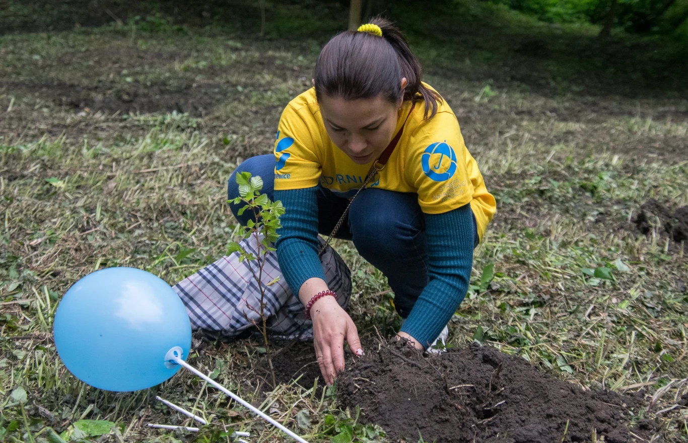 W ostatnią niedzielę, 29 maja akcja "Czyste, Zielone Miasta" dotarła do Skierniewic. Akcja „Czyste, Zielone Miasta” rozpoczęła się na terenie Parku Miejskiego w Skierniewicach. Najpierw odbyło się sprzątanie terenu oraz sadzenie drzew przekazanych przez Lasy Państwowe. Wydarzeniom związanym z projektem "Czyste, Zielone Miasta" towarzyszył zorganizowany obok Kosmiczny Dzień Dziecka. 