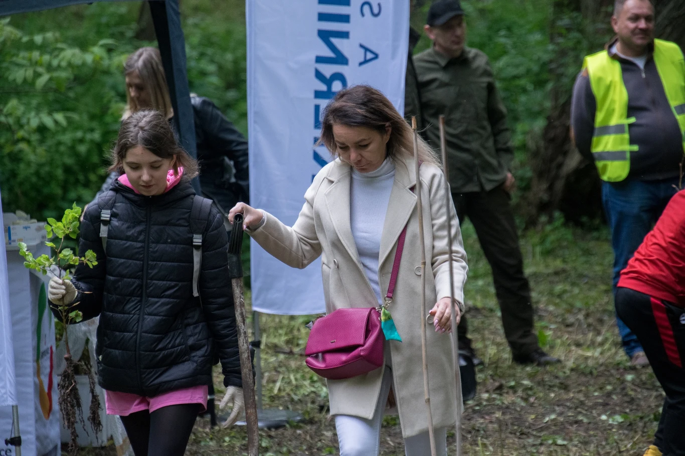 W ostatnią niedzielę, 29 maja akcja "Czyste, Zielone Miasta" dotarła do Skierniewic. Akcja „Czyste, Zielone Miasta” rozpoczęła się na terenie Parku Miejskiego w Skierniewicach. Najpierw odbyło się sprzątanie terenu oraz sadzenie drzew przekazanych przez Lasy Państwowe. Wydarzeniom związanym z projektem "Czyste, Zielone Miasta" towarzyszył zorganizowany obok Kosmiczny Dzień Dziecka. 