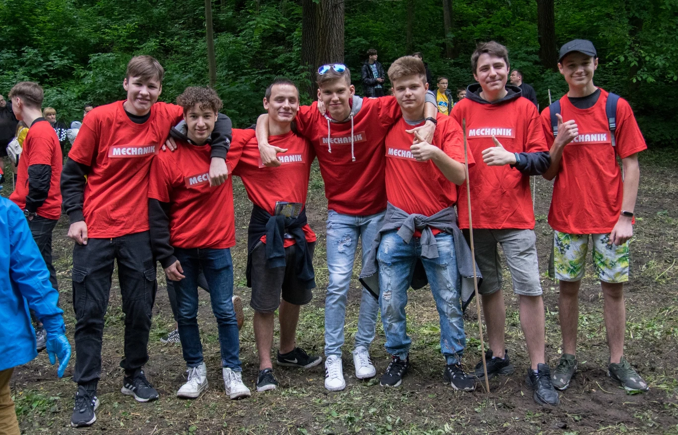 W ostatnią niedzielę, 29 maja akcja "Czyste, Zielone Miasta" dotarła do Skierniewic. Akcja „Czyste, Zielone Miasta” rozpoczęła się na terenie Parku Miejskiego w Skierniewicach. Najpierw odbyło się sprzątanie terenu oraz sadzenie drzew przekazanych przez Lasy Państwowe. Wydarzeniom związanym z projektem "Czyste, Zielone Miasta" towarzyszył zorganizowany obok Kosmiczny Dzień Dziecka. 