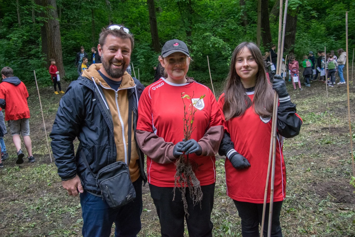 W ostatnią niedzielę, 29 maja akcja "Czyste, Zielone Miasta" dotarła do Skierniewic. Akcja „Czyste, Zielone Miasta” rozpoczęła się na terenie Parku Miejskiego w Skierniewicach. Najpierw odbyło się sprzątanie terenu oraz sadzenie drzew przekazanych przez Lasy Państwowe. Wydarzeniom związanym z projektem "Czyste, Zielone Miasta" towarzyszył zorganizowany obok Kosmiczny Dzień Dziecka. 