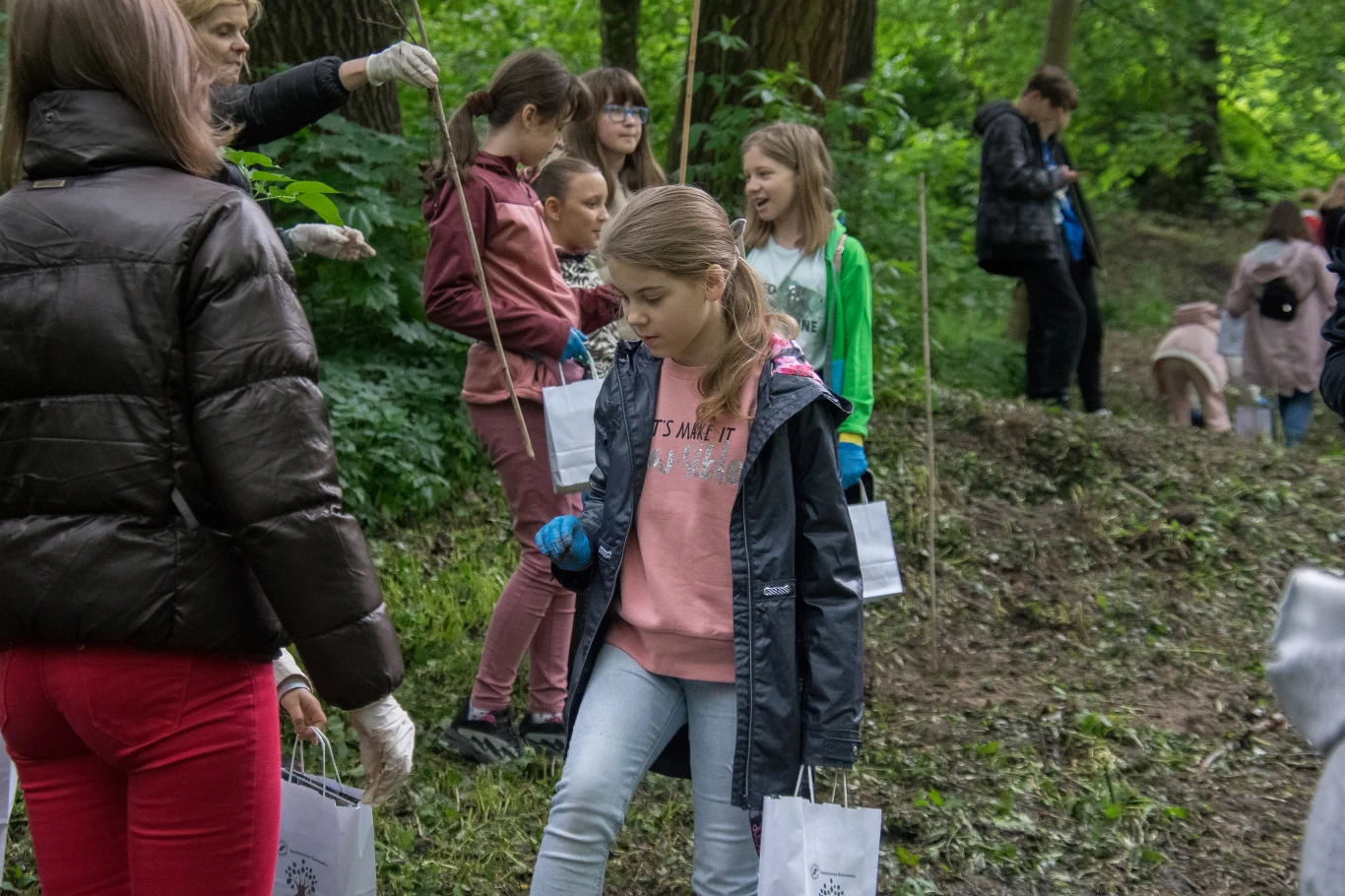 W ostatnią niedzielę, 29 maja akcja "Czyste, Zielone Miasta" dotarła do Skierniewic. Akcja „Czyste, Zielone Miasta” rozpoczęła się na terenie Parku Miejskiego w Skierniewicach. Najpierw odbyło się sprzątanie terenu oraz sadzenie drzew przekazanych przez Lasy Państwowe. Wydarzeniom związanym z projektem "Czyste, Zielone Miasta" towarzyszył zorganizowany obok Kosmiczny Dzień Dziecka. 