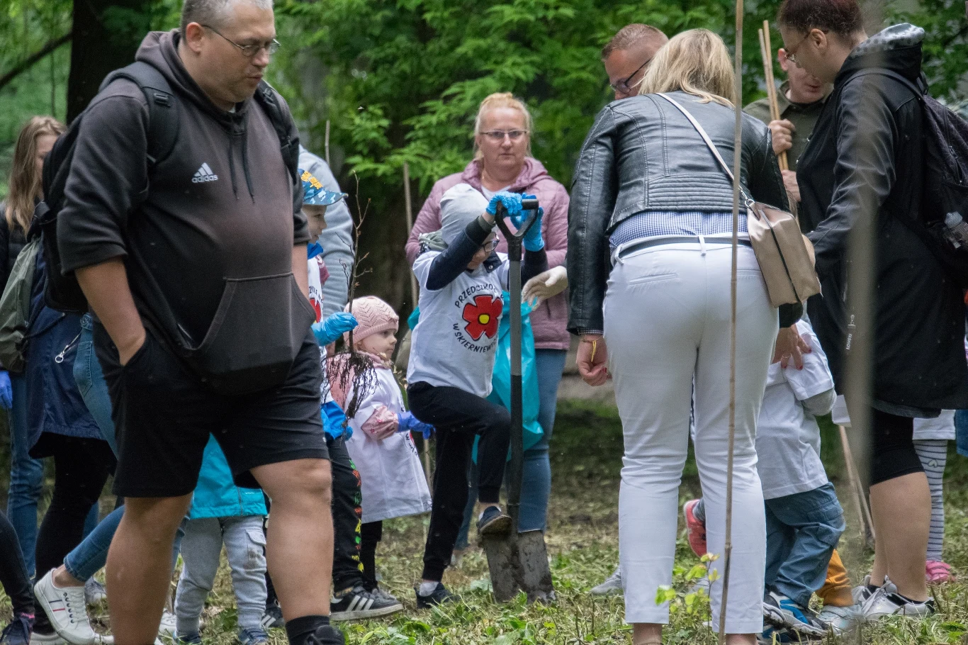W ostatnią niedzielę, 29 maja akcja "Czyste, Zielone Miasta" dotarła do Skierniewic. Akcja „Czyste, Zielone Miasta” rozpoczęła się na terenie Parku Miejskiego w Skierniewicach. Najpierw odbyło się sprzątanie terenu oraz sadzenie drzew przekazanych przez Lasy Państwowe. Wydarzeniom związanym z projektem "Czyste, Zielone Miasta" towarzyszył zorganizowany obok Kosmiczny Dzień Dziecka. 