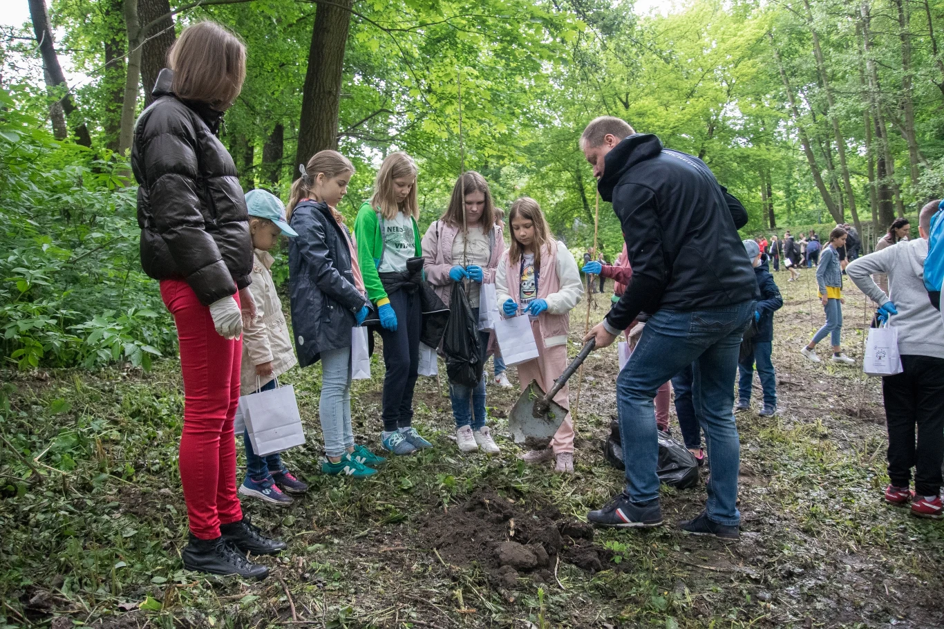 W ostatnią niedzielę, 29 maja akcja "Czyste, Zielone Miasta" dotarła do Skierniewic. Akcja „Czyste, Zielone Miasta” rozpoczęła się na terenie Parku Miejskiego w Skierniewicach. Najpierw odbyło się sprzątanie terenu oraz sadzenie drzew przekazanych przez Lasy Państwowe. Wydarzeniom związanym z projektem "Czyste, Zielone Miasta" towarzyszył zorganizowany obok Kosmiczny Dzień Dziecka. 