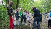 W ostatnią niedzielę, 29 maja akcja "Czyste, Zielone Miasta" dotarła do Skierniewic. Akcja „Czyste, Zielone Miasta” rozpoczęła się na terenie Parku Miejskiego w Skierniewicach. Najpierw odbyło się sprzątanie terenu oraz sadzenie drzew przekazanych przez Lasy Państwowe. Wydarzeniom związanym z projektem "Czyste, Zielone Miasta" towarzyszył zorganizowany obok Kosmiczny Dzień Dziecka. 