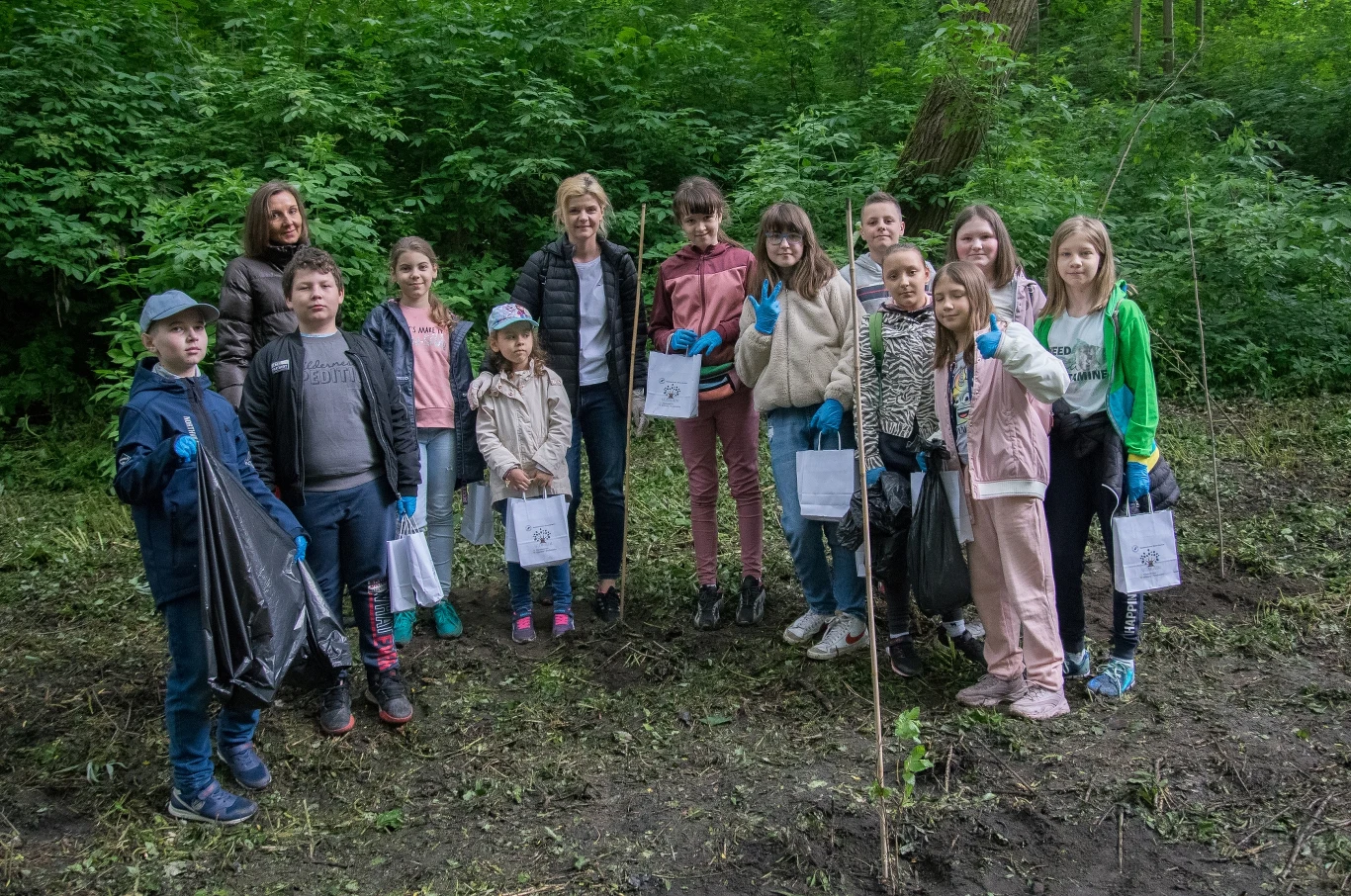 W ostatnią niedzielę, 29 maja akcja "Czyste, Zielone Miasta" dotarła do Skierniewic. Akcja „Czyste, Zielone Miasta” rozpoczęła się na terenie Parku Miejskiego w Skierniewicach. Najpierw odbyło się sprzątanie terenu oraz sadzenie drzew przekazanych przez Lasy Państwowe. Wydarzeniom związanym z projektem "Czyste, Zielone Miasta" towarzyszył zorganizowany obok Kosmiczny Dzień Dziecka. 