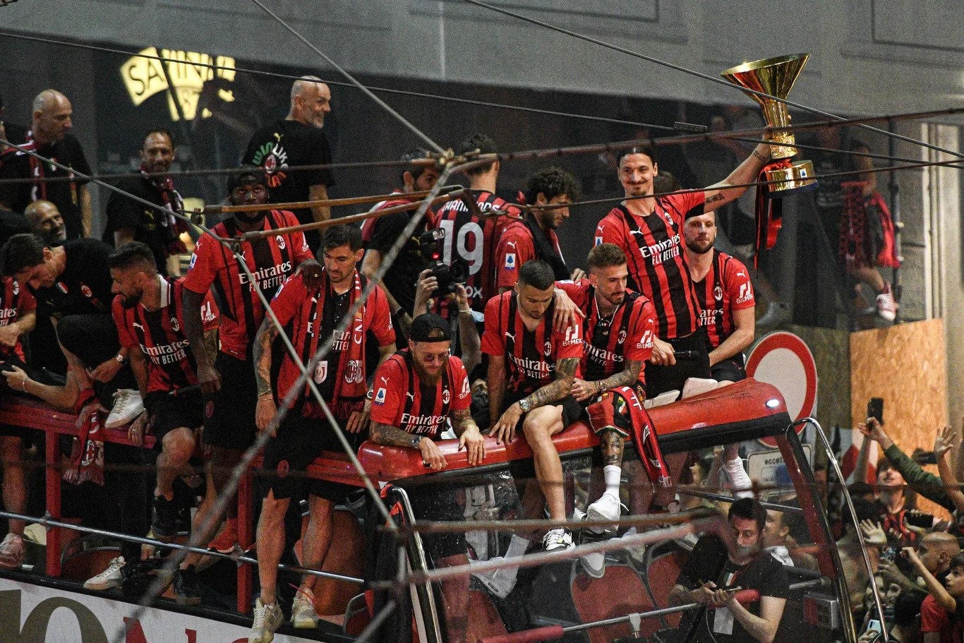 Piłkarze AC Milan świętują mistrzostwo Włoch